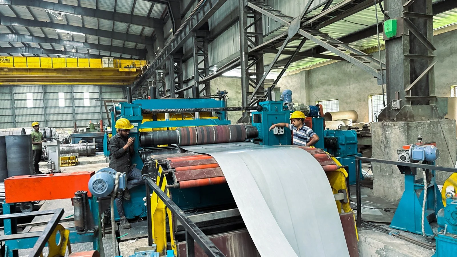 Steel sheet feeding through industrial rollers